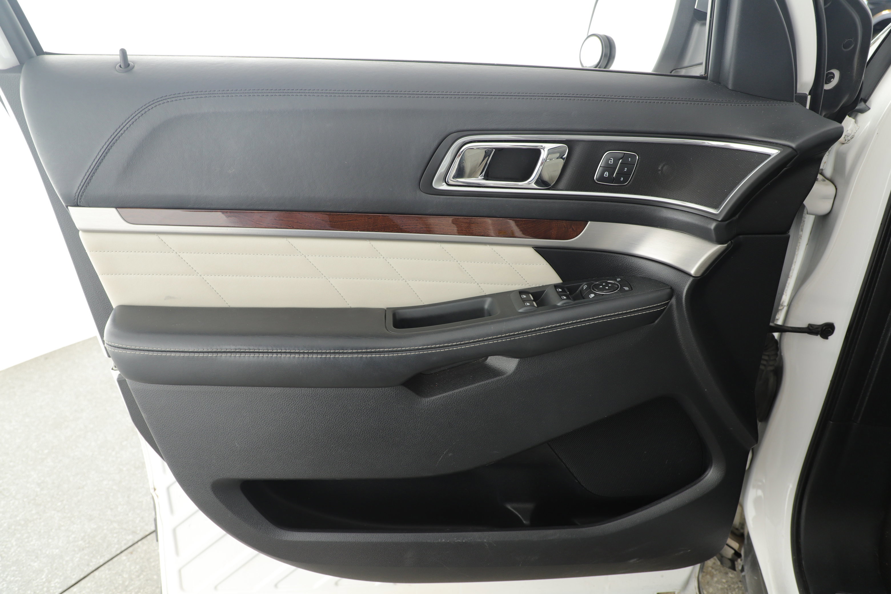 Certified 2018 Ford Explorer Platinum image 6