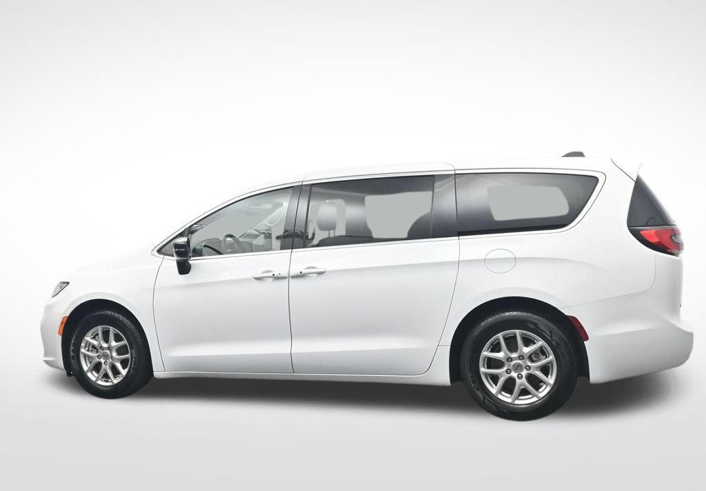 Used 2024 Chrysler Pacifica Touring-L FWD image 10