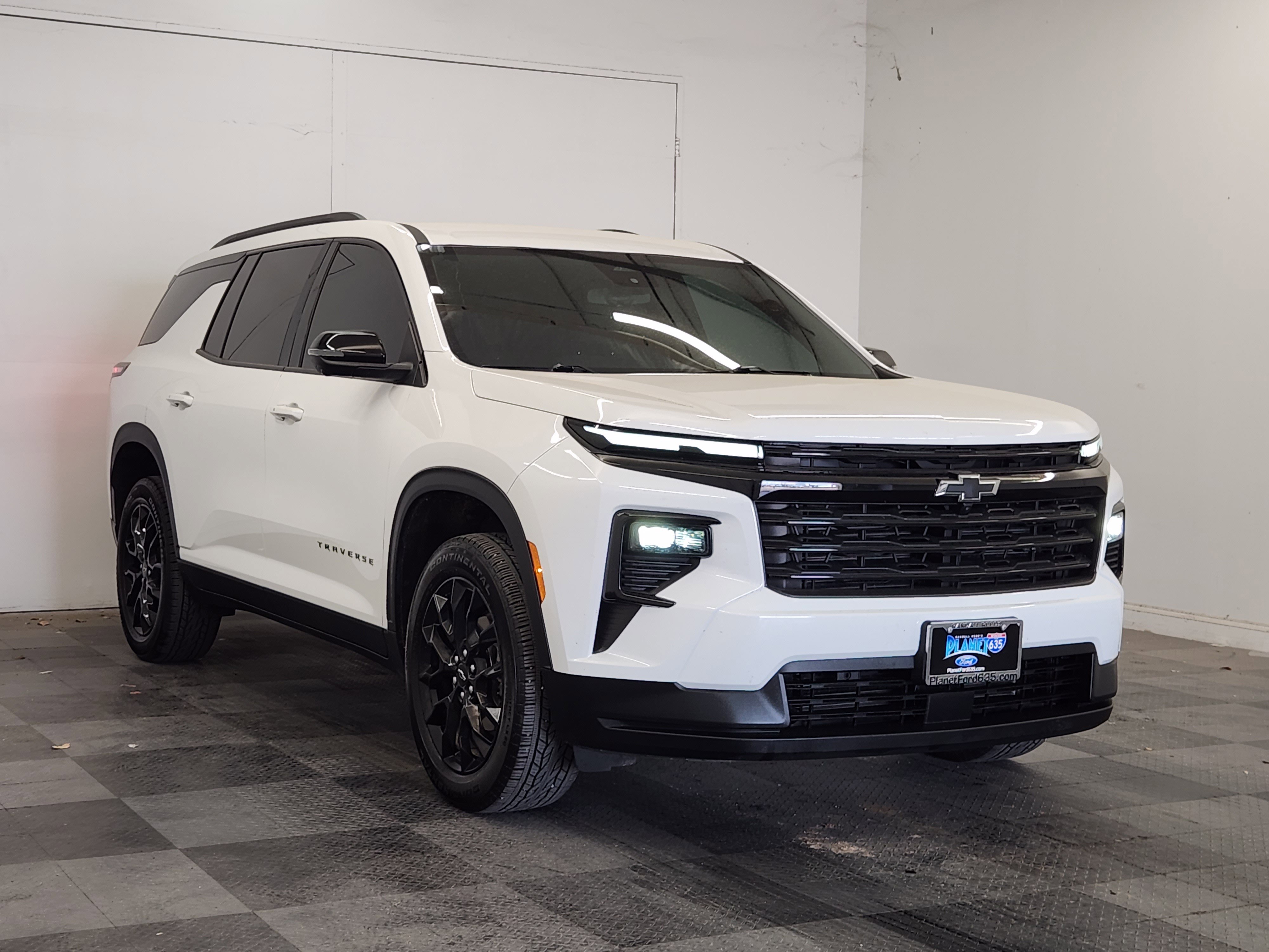 Used 2024 Chevrolet Traverse LT w/ Midnight/Sport Edition image 2