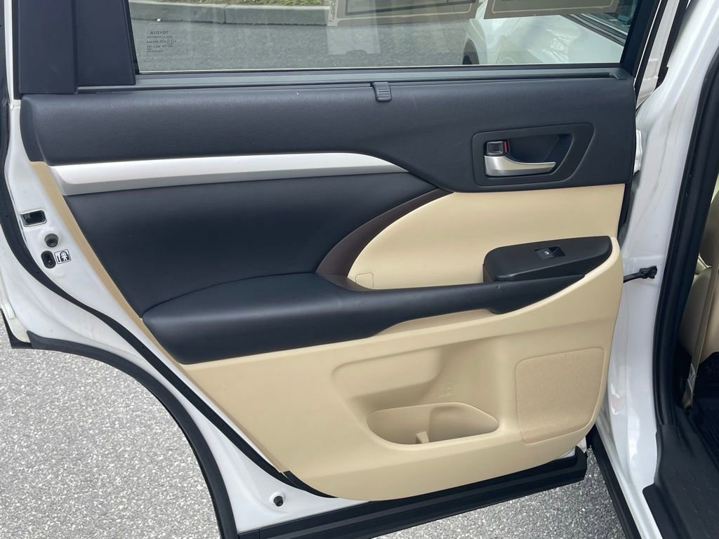 Used 2019 Toyota Highlander XLE AWD/4WD image 23