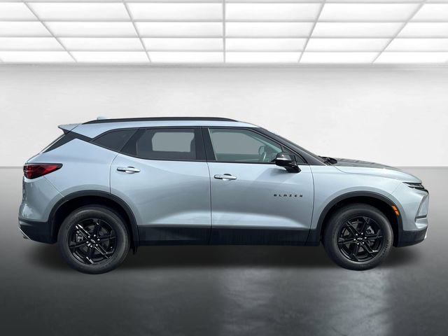 Used 2024 Chevrolet Blazer LT w/ Midnight/Sport Edition FWD image 3