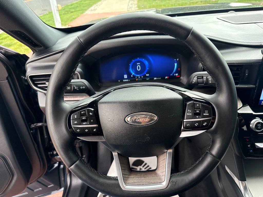 Certified 2023 Ford Explorer Platinum w/ Technology Package AWD/4WD image 16
