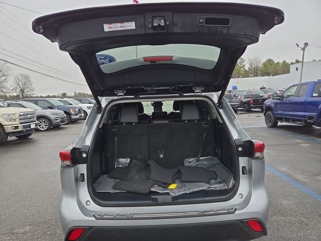 Used 2022 Toyota Highlander XLE AWD/4WD image 3