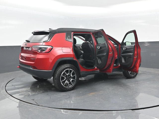 Used 2025 Jeep Compass Trailhawk AWD/4WD image 31