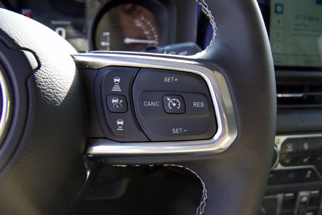 Used 2025 Jeep Wrangler Unlimited Sahara w/ Safety Group AWD/4WD image 19