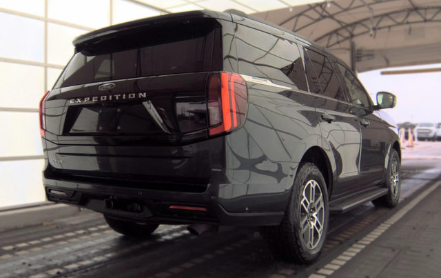 Certified 2025 Ford Expedition Active AWD/4WD image 3