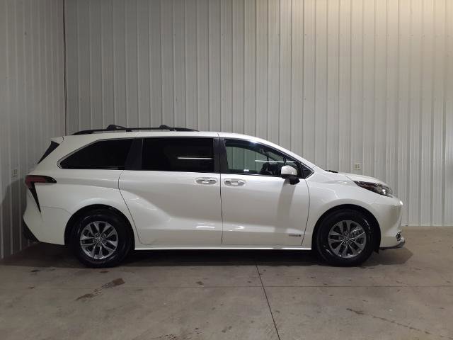 Used 2021 Toyota Sienna XLE image 2