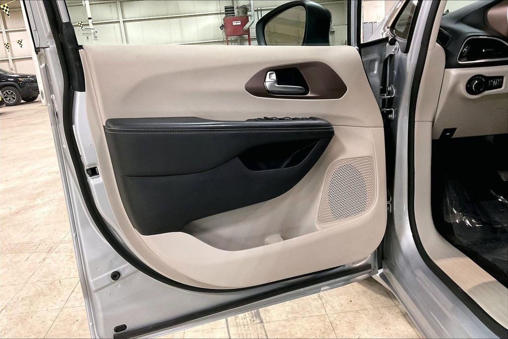 Used 2024 Chrysler Voyager LX image 21