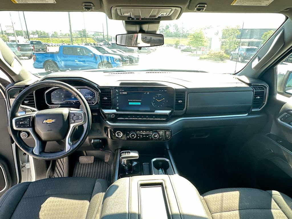 Used 2022 Chevrolet Silverado 1500 LT AWD/4WD image 3