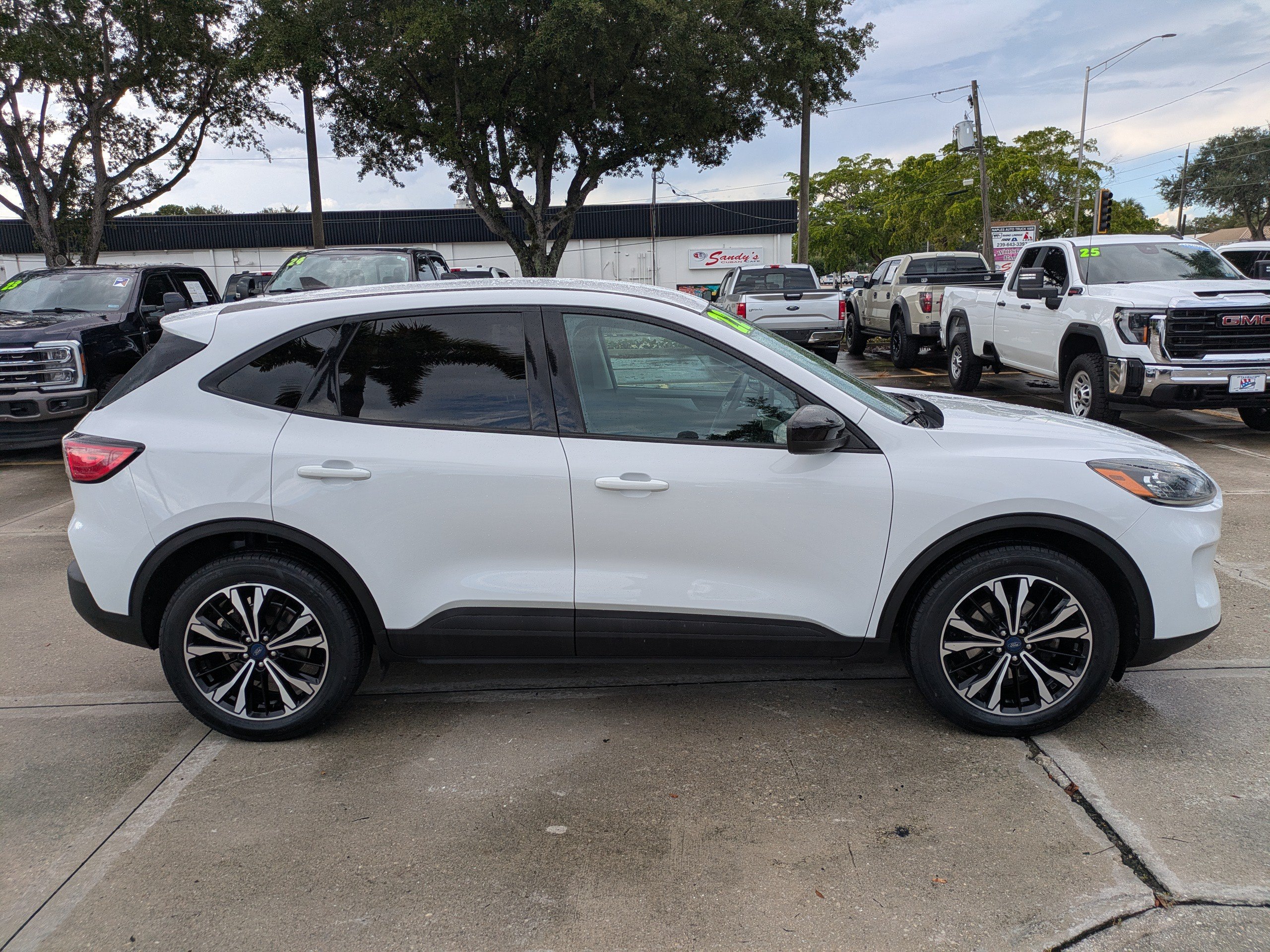 Certified 2022 Ford Escape SE w/ SE Sport Appearance Package AWD/4WD image 3