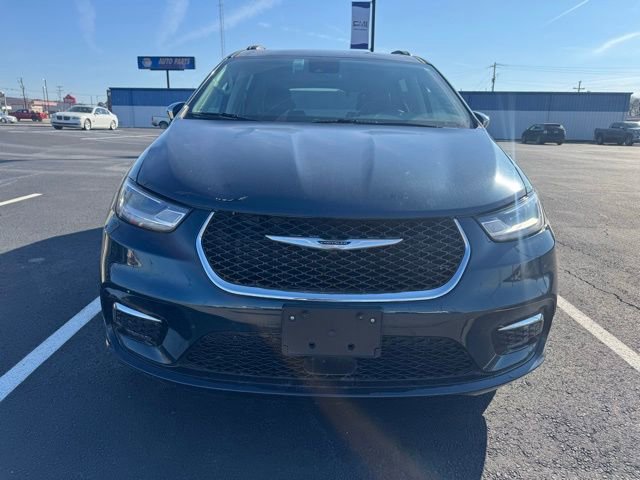 Used 2023 Chrysler Pacifica Limited image 3