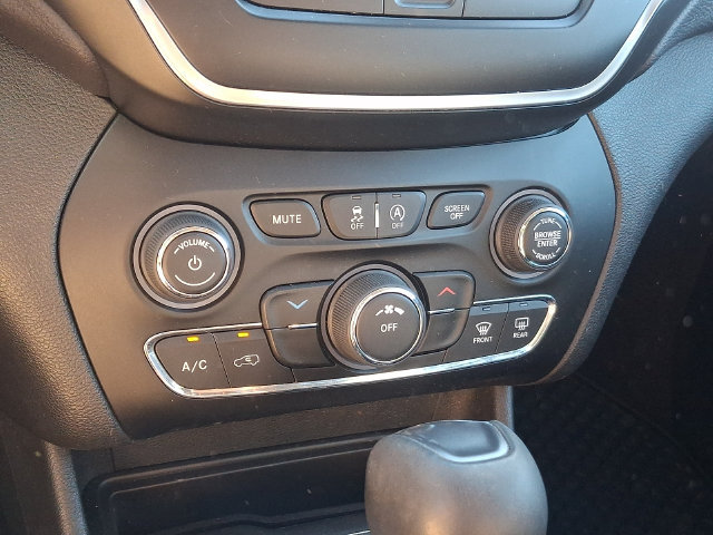 Used 2019 Jeep Cherokee Latitude Plus w/ Cold Weather Group AWD/4WD image 15