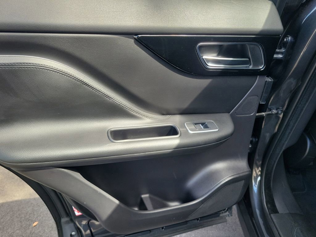 Used 2020 Jaguar F-PACE Premium image 9