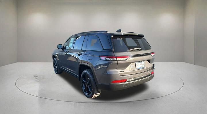 Used 2023 Jeep Grand Cherokee Altitude AWD/4WD image 4