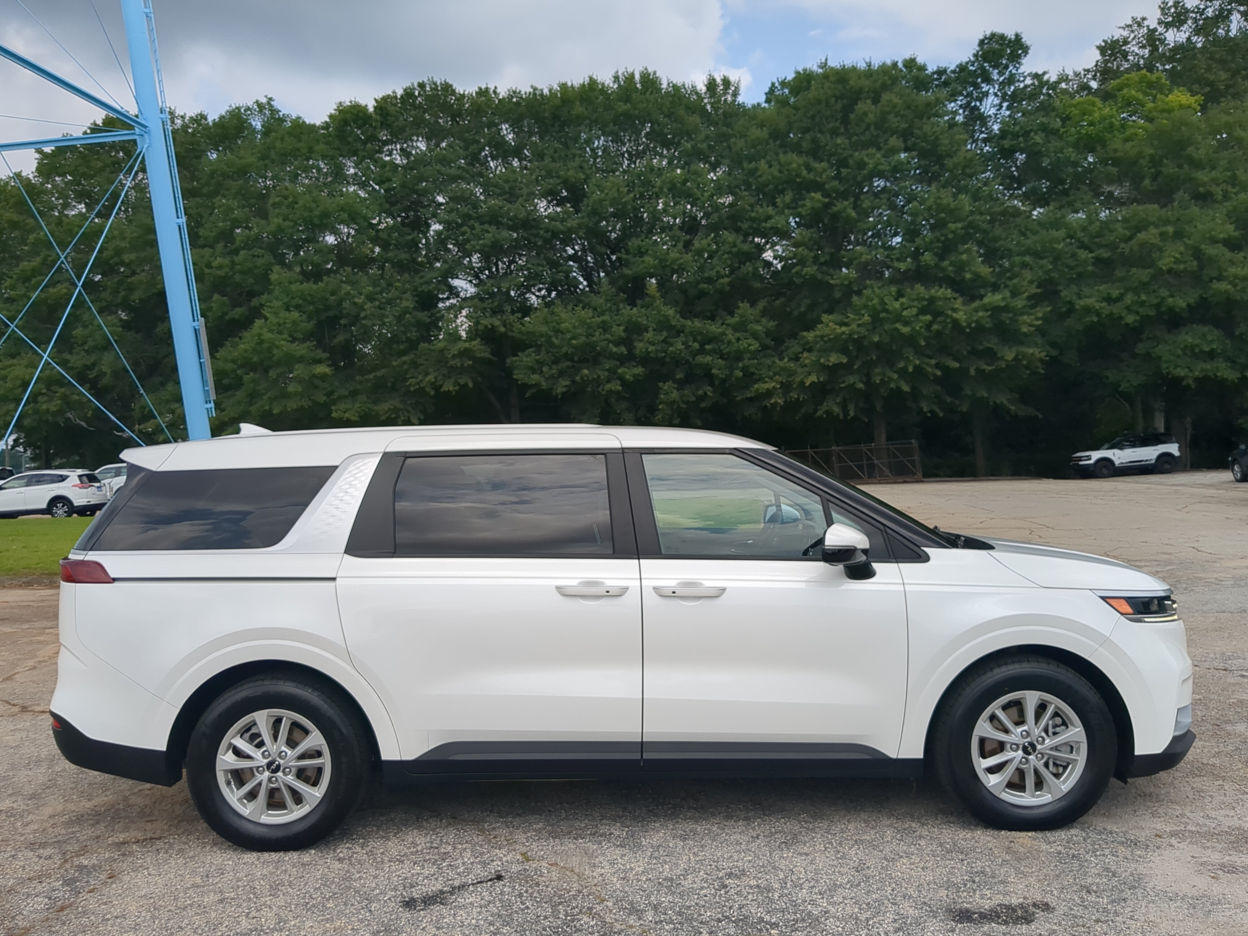 Used 2023 Kia Carnival LX FWD image 2