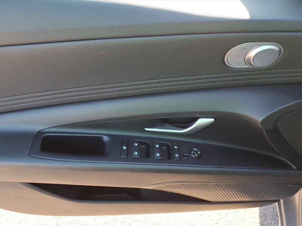 Used 2025 Hyundai Elantra Limited FWD image 9