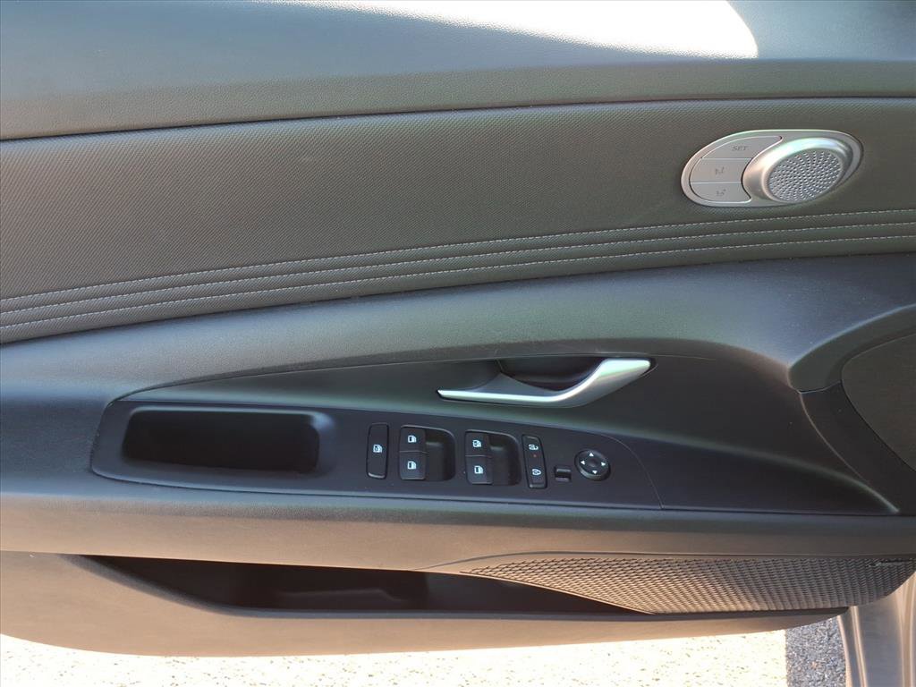 Used 2025 Hyundai Elantra Limited FWD image 9