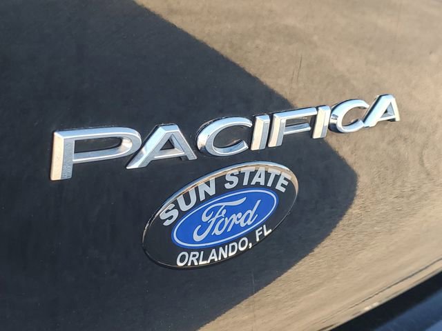 Used 2024 Chrysler Pacifica Touring-L image 8