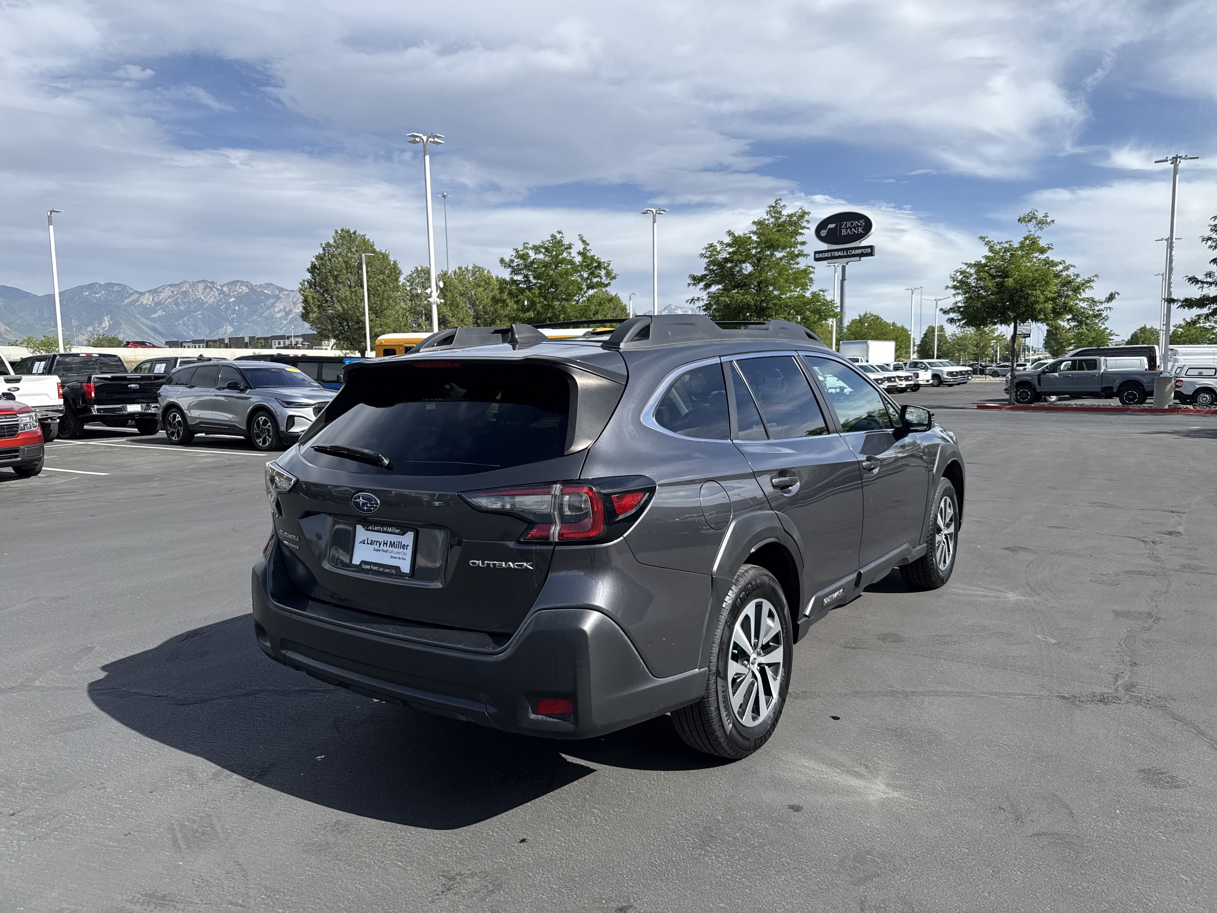 Used 2023 Subaru Outback Premium AWD/4WD image 5