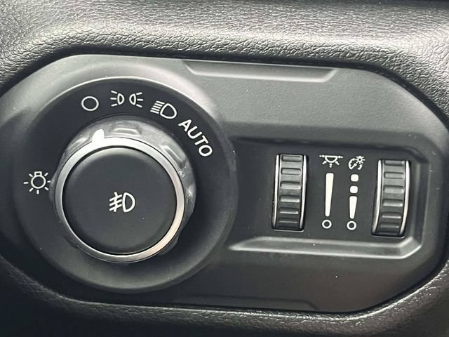 Used 2018 Jeep Wrangler Unlimited Sahara AWD/4WD image 31