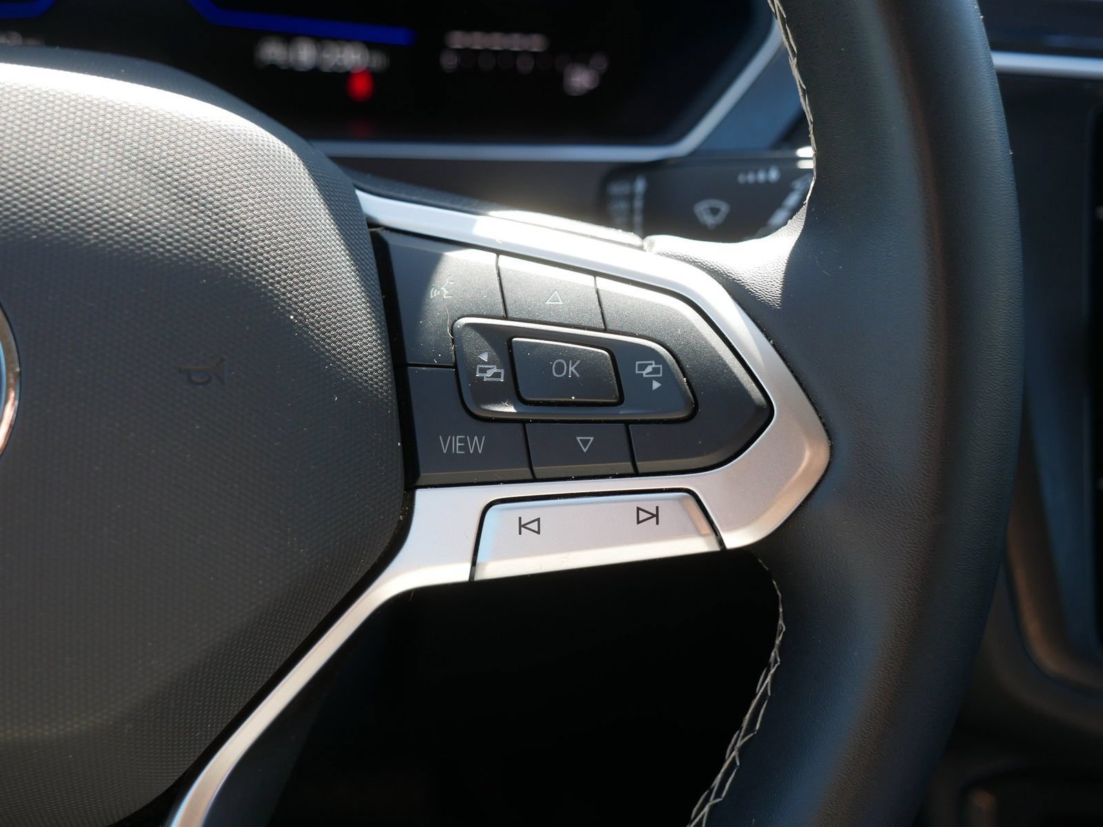 Used 2024 Volkswagen Tiguan SE AWD/4WD image 30