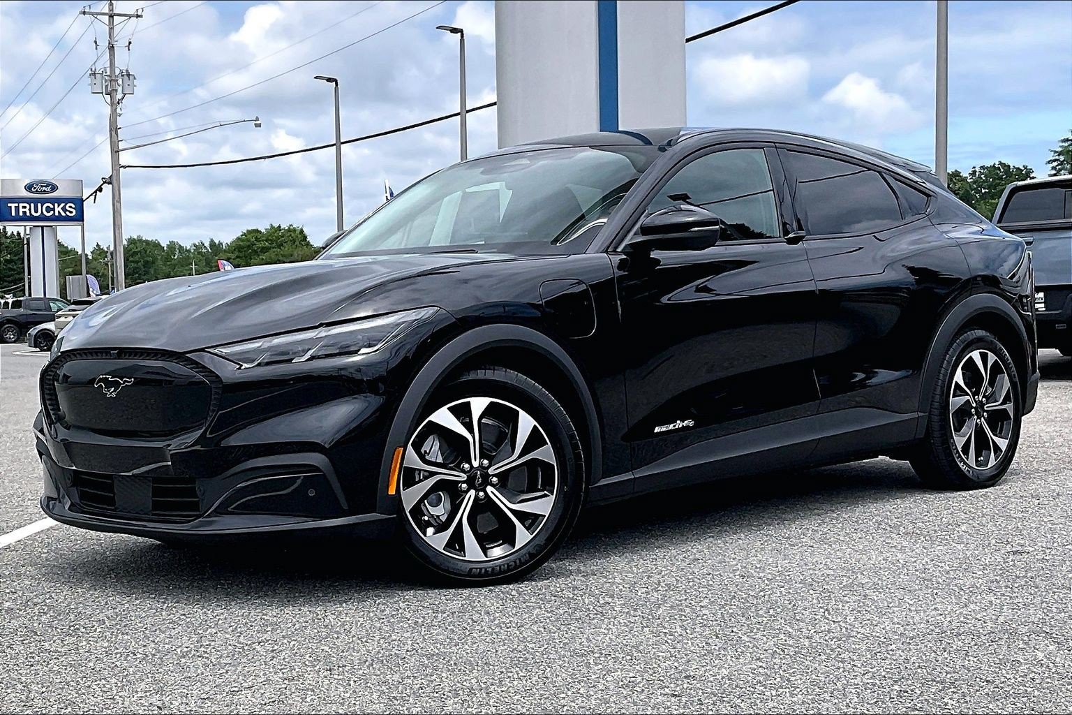 Certified 2025 Ford Mustang Mach-E Select w/ Comfort Package Lite AWD/4WD image 3