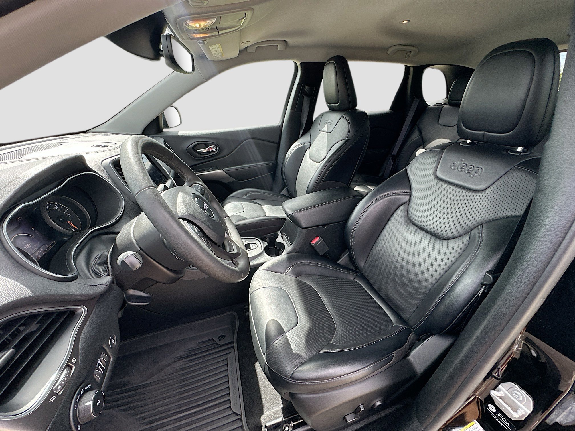 Used 2022 Jeep Cherokee Latitude Lux w/ Mopar Interior Package FWD image 19