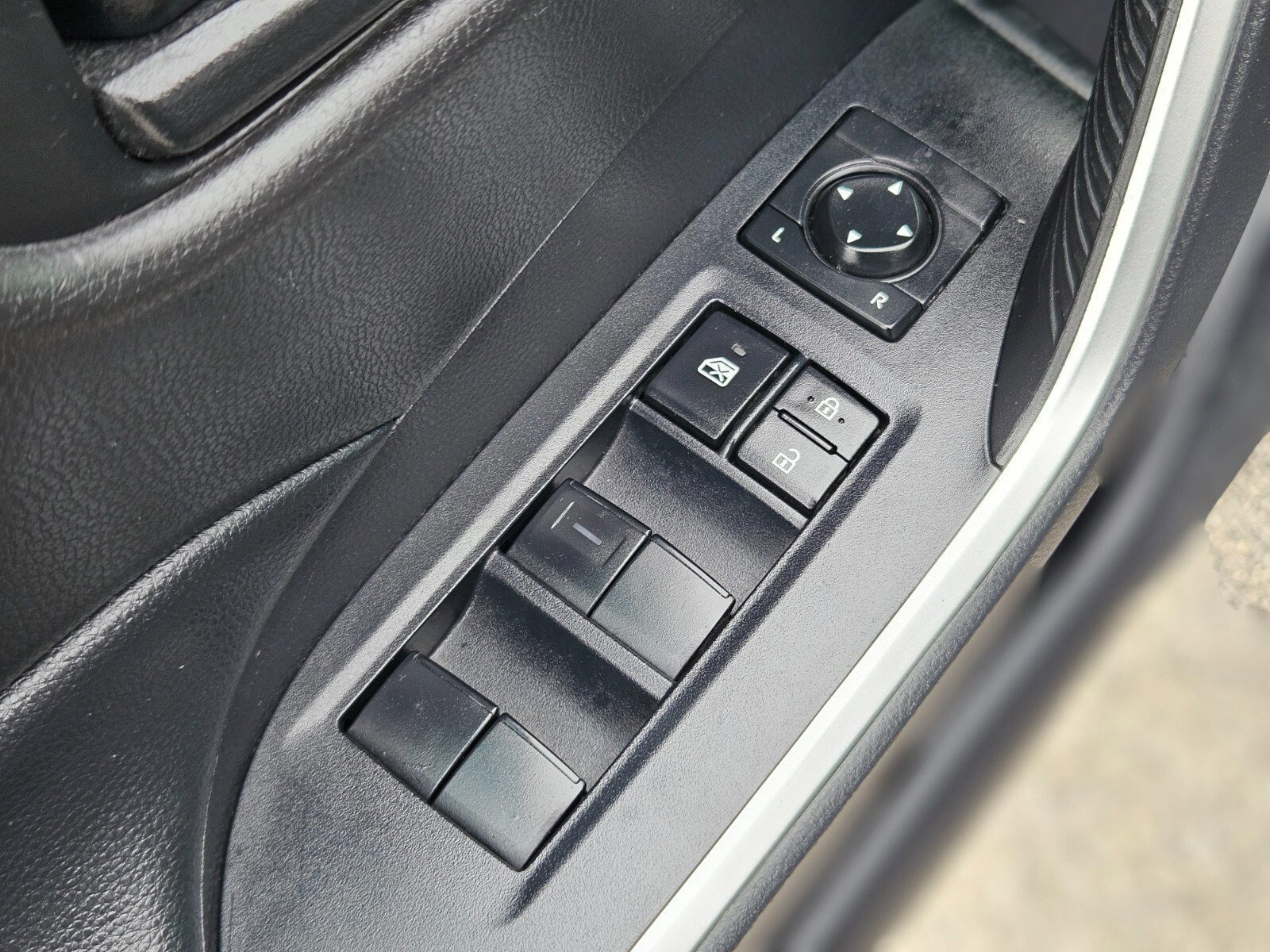 Used 2022 Toyota RAV4 LE image 18