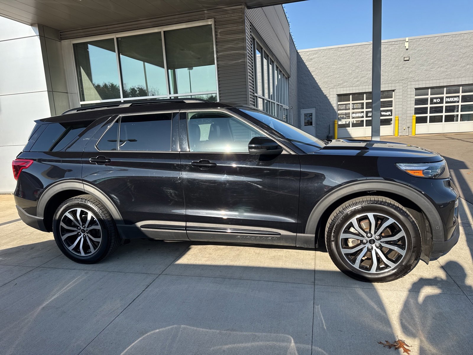 Certified 2020 Ford Explorer ST w/ Premium Technology Package image 2
