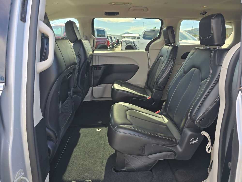 Used 2024 Chrysler Pacifica Touring-L FWD image 17