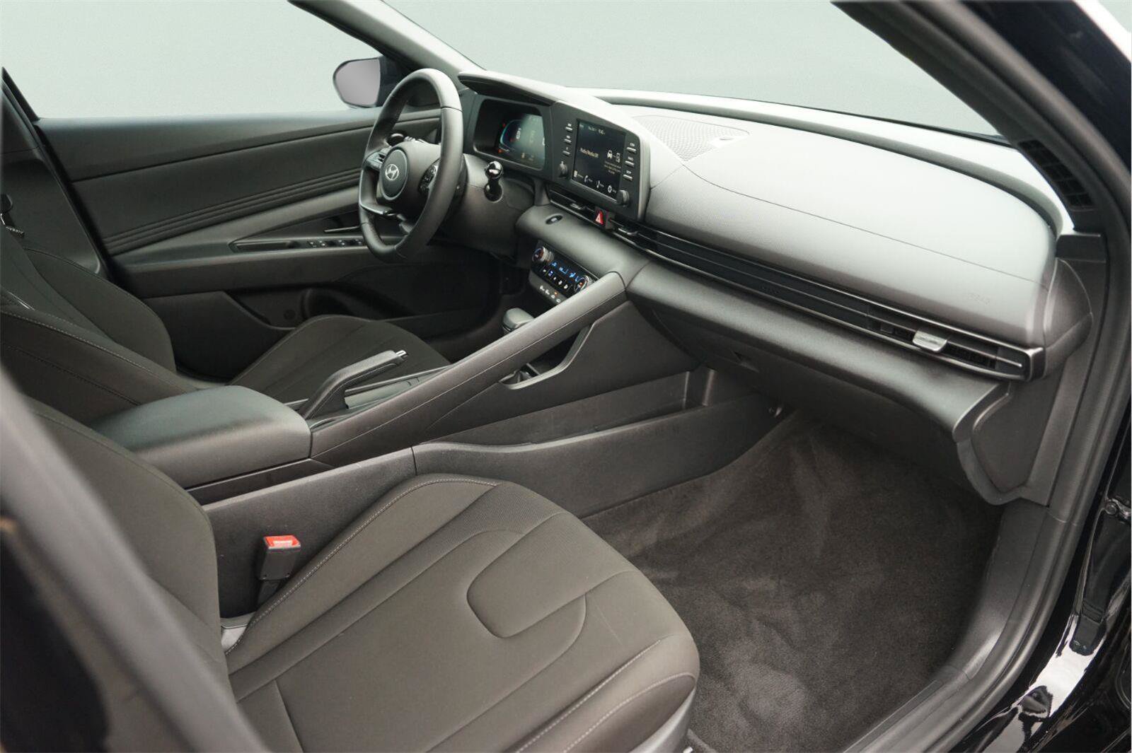 Used 2025 Hyundai Elantra Sport FWD image 17