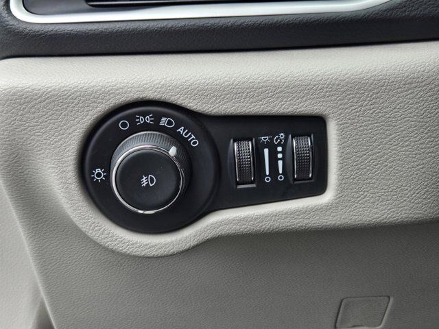 Used 2024 Chrysler Pacifica Touring-L FWD image 22