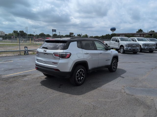 Used 2025 Jeep Compass Trailhawk AWD/4WD image 8