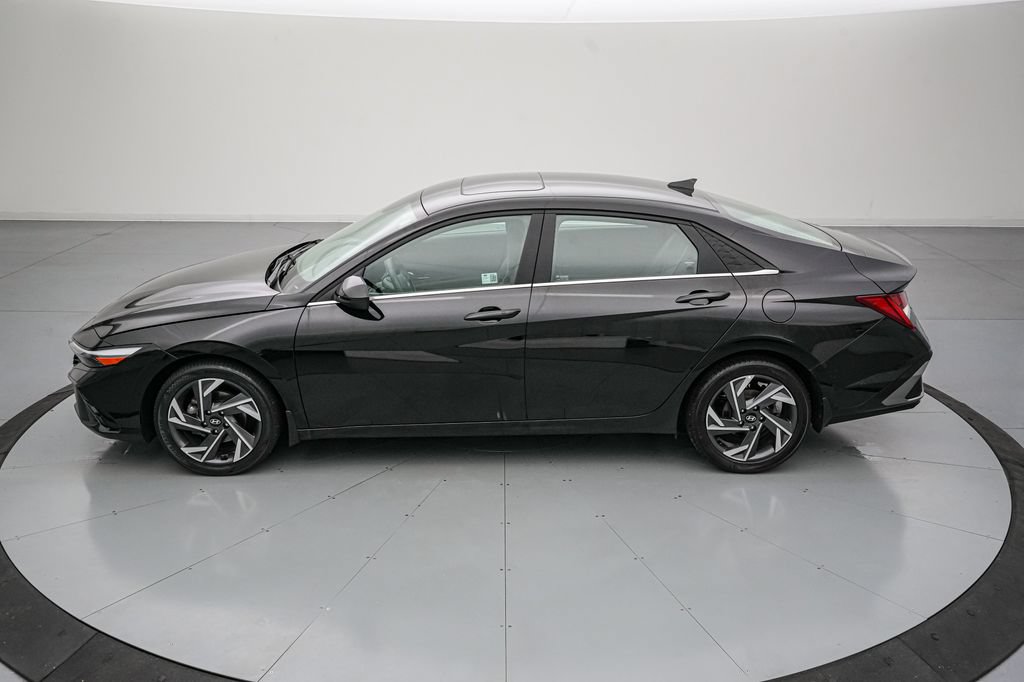 Used 2025 Hyundai Elantra SEL FWD image 7