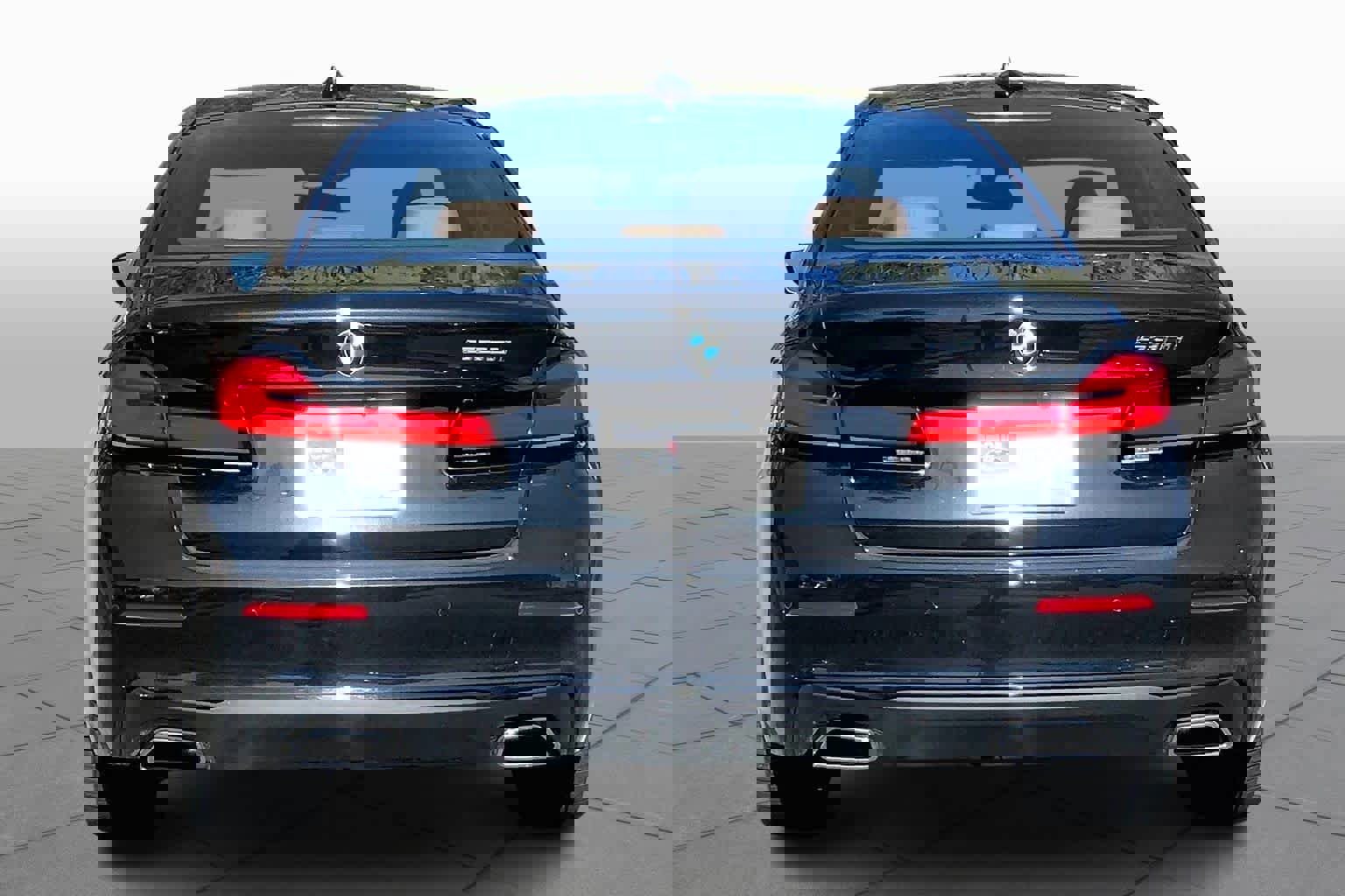 Used 2022 BMW 530i w/ Executive Package image 3