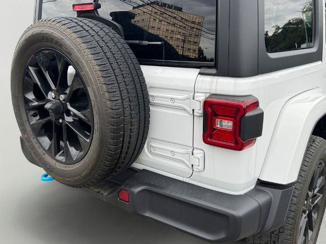 Used 2023 Jeep Wrangler Unlimited Sahara w/ Cold Weather Group AWD/4WD image 8