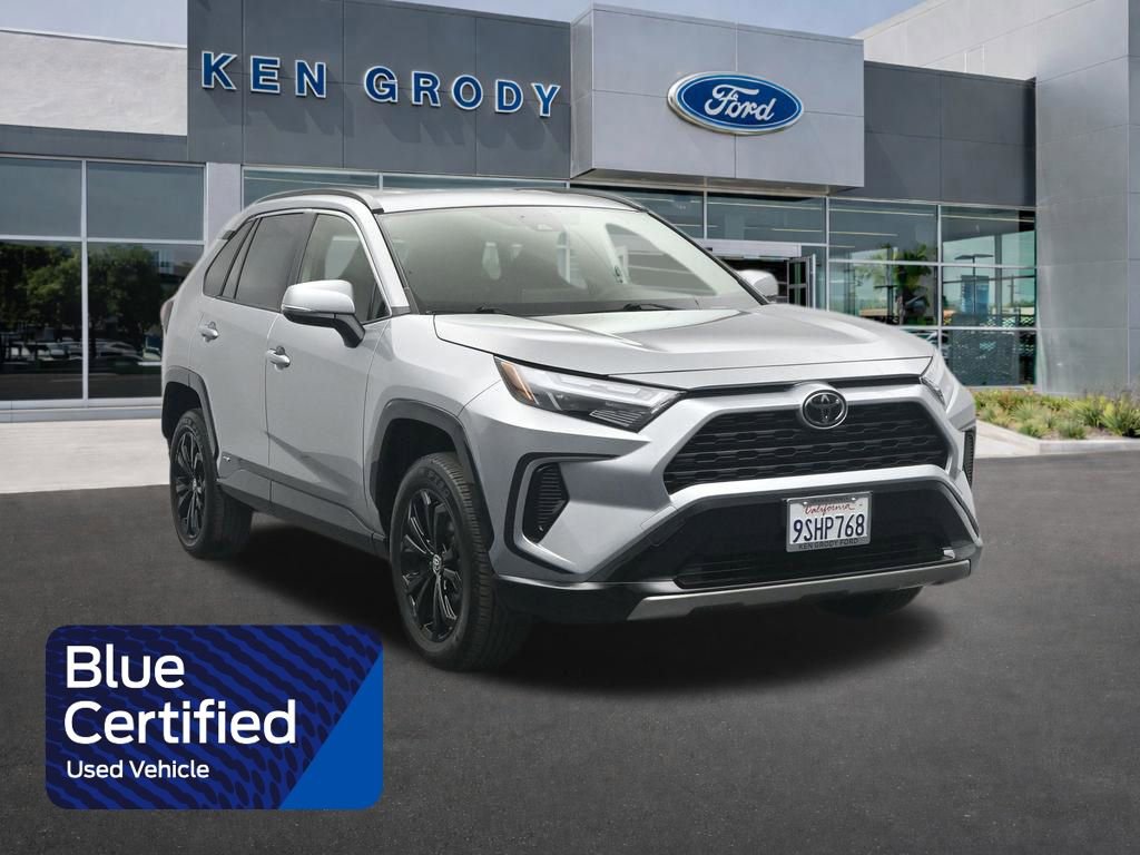 Used 2025 Toyota RAV4 SE image 1