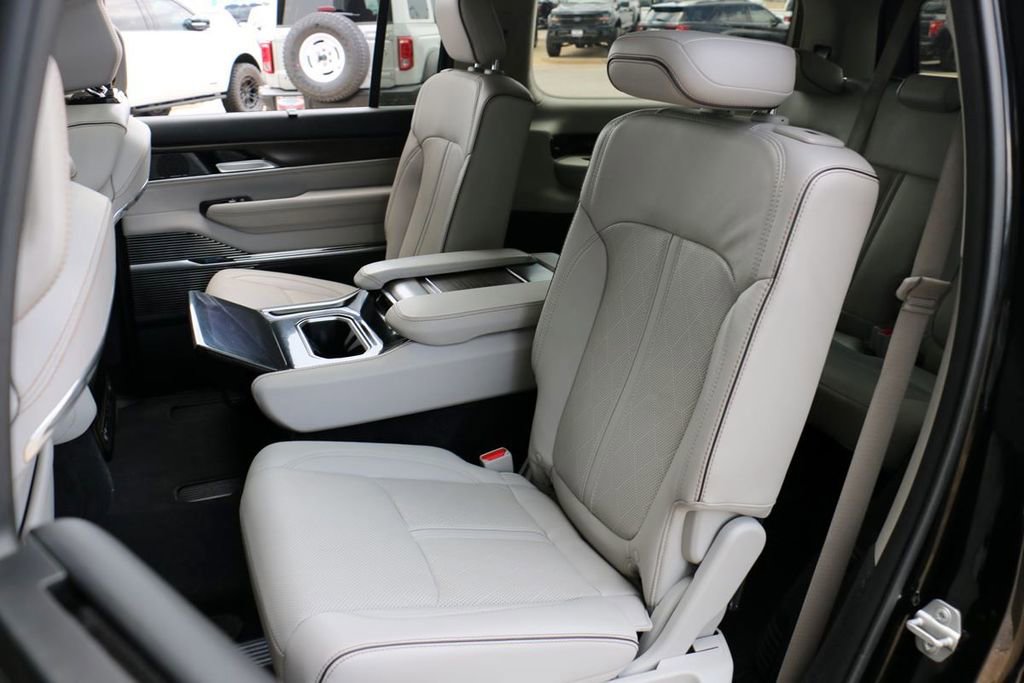 Used 2023 Jeep Grand Wagoneer Series II AWD/4WD image 21