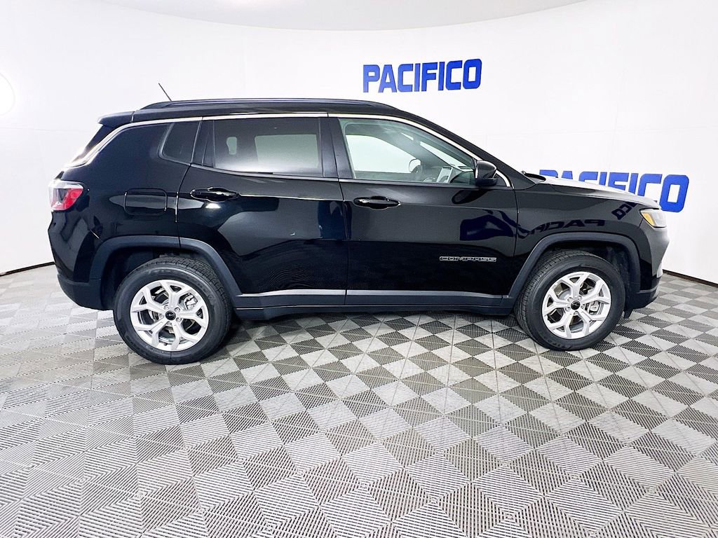 Used 2025 Jeep Compass Latitude w/ Sun & Sound Group AWD/4WD image 10