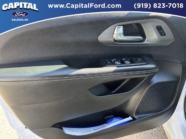 Used 2025 Chrysler Pacifica Select FWD image 19