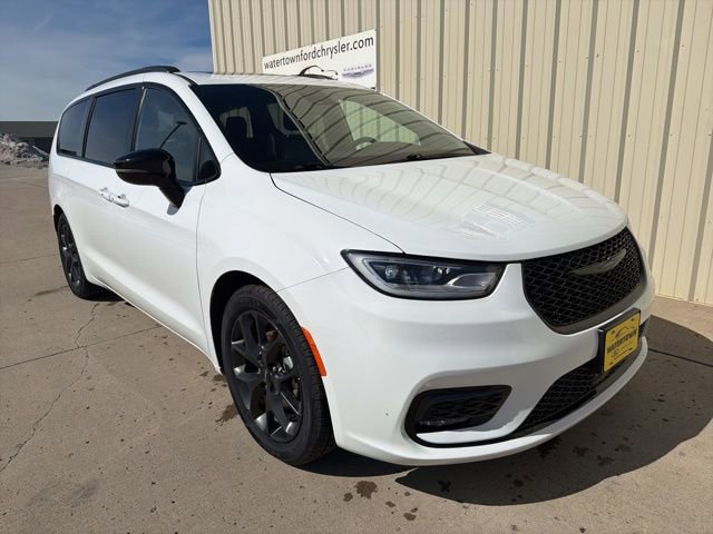 Used 2025 Chrysler Pacifica Limited FWD image 2