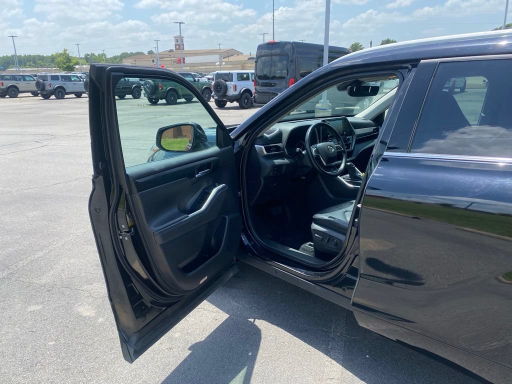 Used 2022 Toyota Highlander XLE FWD image 10