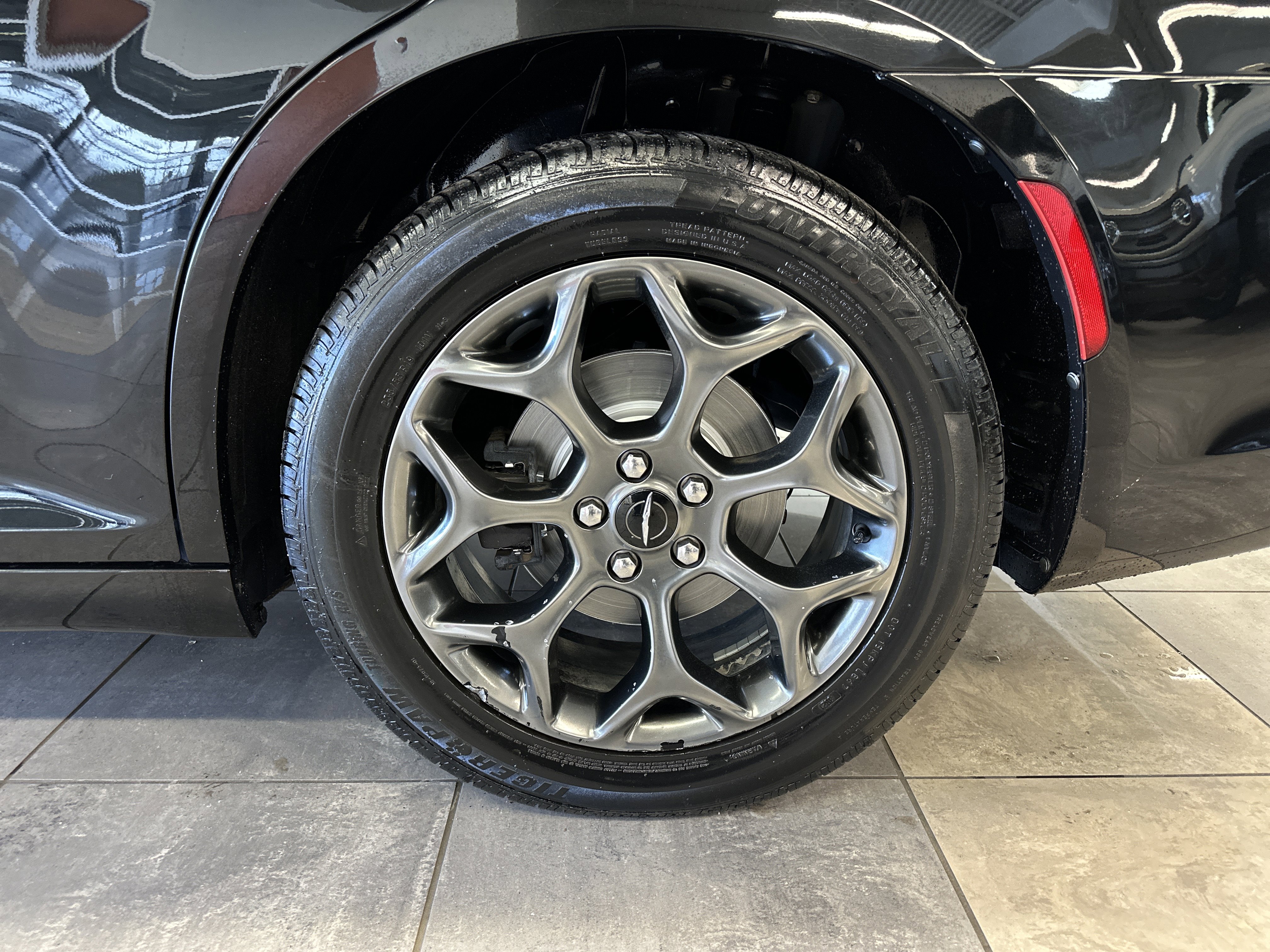 Used 2018 Chrysler 300 Touring w/ Sport Appearance Package image 7