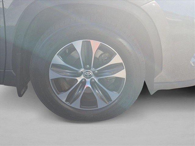 Used 2021 Toyota Highlander XLE AWD/4WD image 24