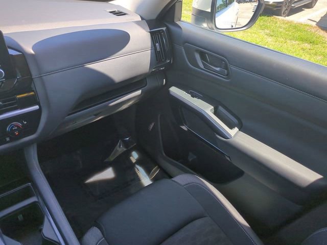 Used 2024 Nissan Pathfinder SV w/ Black Appearance Package image 17