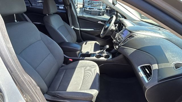 Used 2018 Chevrolet Cruze LT w/ Convenience Package FWD image 11