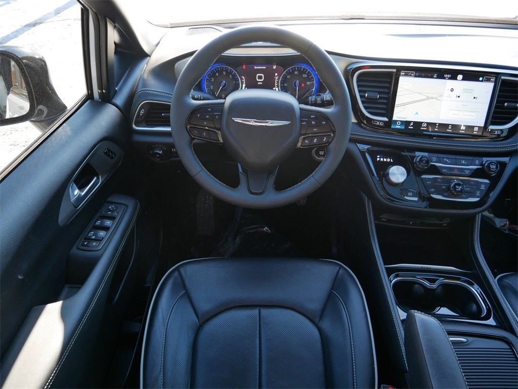 Used 2024 Chrysler Pacifica Limited w/ Uconnect Theater Family Group image 12