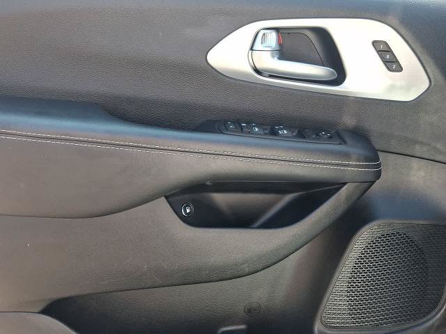 Used 2024 Chrysler Pacifica Limited FWD image 16