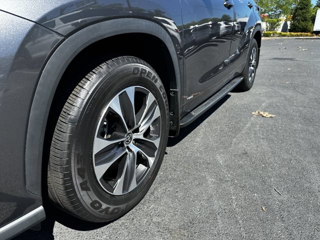 Used 2023 Toyota Highlander XLE AWD/4WD image 12