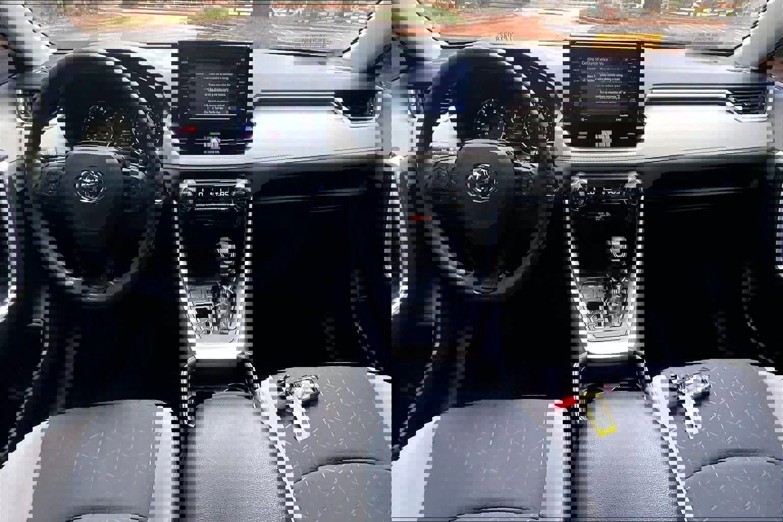 Used 2020 Toyota RAV4 XLE w/ Convenience Package image 16